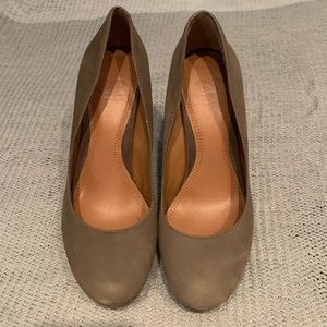 Gianni Bini Olive Green Closed Toe Pumps!